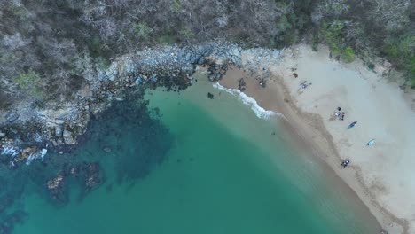 Luftaufnahmen-Von-Playa-Maguey,-Die-Ihre-üppigen-Smaragdgrünen-Farbtöne-Vor-Der-Kulisse-Von-Huatulco,-Oaxaca-Zeigt