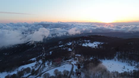 Mástiles-Transmisores-En-La-Cima-De-Una-Montaña-Nevada-Por-Encima-De-La-Inversión-De-Nubes-Al-Amanecer