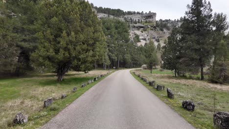 POV-Del-Conductor-Mientras-Conduce-Por-Una-Estrecha-Carretera-De-Montaña-En-Soria,-España,-Cañón-Del-Río-Lobos