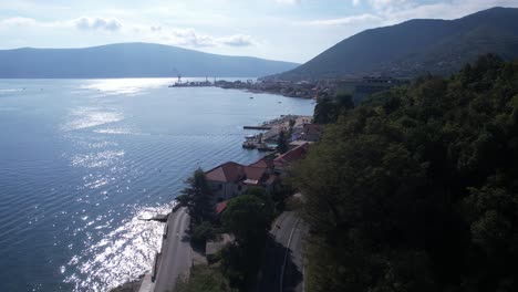 Drohnenaufnahme-Des-Verkehrs-Auf-Der-Küstenstraße-An-Der-Bucht-Von-Kotor-In-Der-Gemeinde-Herceg-Novi,-Montenegro