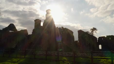 Tiefer-Schwenk-über-Die-Bective-Abbey,-Gegenlicht-Mit-Bunten-Lichtreflexen