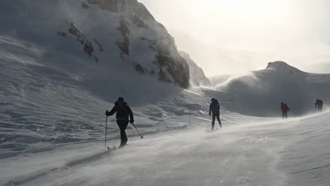 Vista-Cuesta-Arriba-De-Esquiadores-Nórdicos-Esquiando-Cuesta-Abajo-A-Través-De-Nieve,-Voss,-Noruega