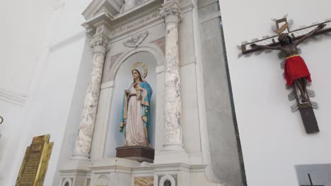Die-Marienstatue-Steht-Gelassen-In-Der-Kathedrale-Von-Santa-Marta,-Kolumbien