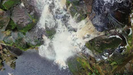 Imágenes-Aéreas-De-Drones-De-Una-Alta-Cascada-Rocosa-En-Los-Valles-De-Yorkshire,-Centavos