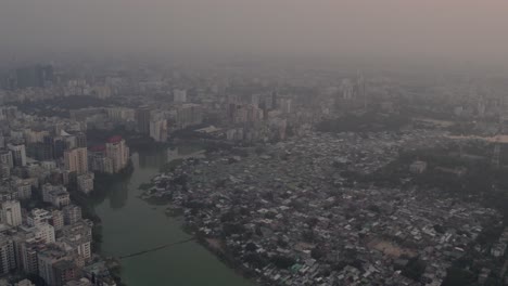 Zona-De-Tugurios-De-La-Ciudad-Con-Lago-Al-Atardecer