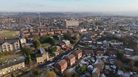 La-Vista-Invernal-Desde-Un-Dron-Captura-El-Típico-Desarrollo-De-Viviendas-Propiedad-Del-Consejo-Urbano-Del-Reino-Unido-En-Dewsbury-Moore-Council-Estate,-Con-Casas-Adosadas-De-Ladrillo-Rojo-Y-El-Yorkshire-Industrial.