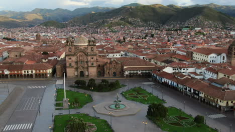 Beispiellose-Luftumlaufbahn-Von-Cusco-Plaza-De-Armas,-Compania-De-Jesus-Kirche,-Der-Stadt-Und-Den-Anden-Am-Horizont