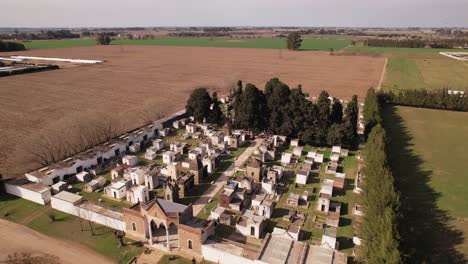 Tranquilidad-Rural-En-Un-Pequeño-Cementerio-Ubicado-Entre-Tierras-De-Cultivo---Vista-Aérea