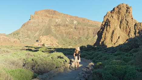 Madre-Con-Niño-Camina-Por-Una-Ruta-Turística-En-El-Parque-Nacional-Del-Teide-En-Un-Caluroso-Día-De-Verano