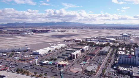 Las-Vegas,-USA,-Luftaufnahme-Der-Start--Und-Landebahnen-Des-Harry-Reid-International-Airport-Und-Des-Stadtverkehrs