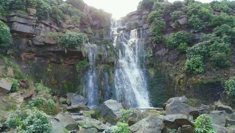 Imágenes-Aéreas-De-Drones-De-Una-Alta-Cascada-Rocosa-En-Los-Valles-De-Yorkshire,-Centavos