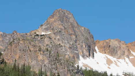 A-high-mountain-peak-in-the-mountains-of-Washington