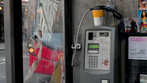 Bus-Und-Kaffee-In-Einer-Alten-Telefonzelle-In-London,-Großbritannien