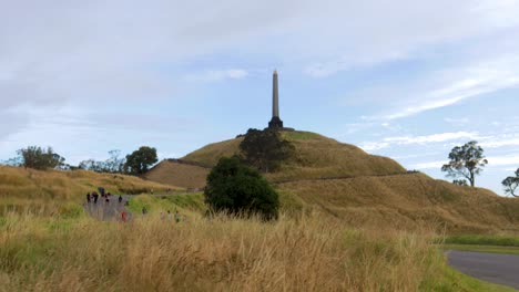 Monumento-De-La-Ciudad-En-Las-Afueras-De-Auckland,-Campos-Verdes-Del-Parque-Cornwall-Con-Niños-Jugando