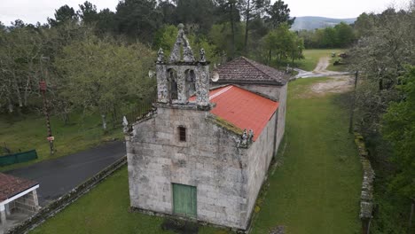 Iglesia-De-San-Amaro-Das-Regadas,-Beade,-Ourense-España---Antena