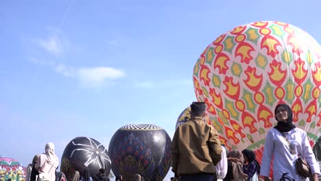 The-excitement-of-the-hot-air-balloon-festival-in-the-twin-villages,-Wonosobo