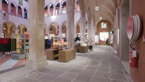 Historisches-Fondaco-Dei-Deutsch,-Heute-Luxus-Einkaufszentrum-In-Venedig
