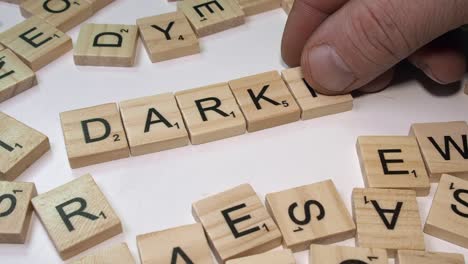 Männliche-Hand-Formt-Wort-Darknet-Mit-Spielsteinbuchstaben-Aus-Scrabble