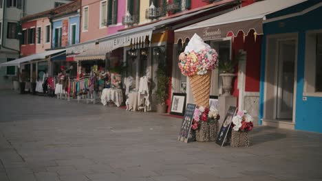 Turistas-En-La-Calle-Comercial-Vacía-En-Burano-Venecia,-Italia-Casas-Coloridas-Con-Pequeñas-Tiendas-Y-Locales