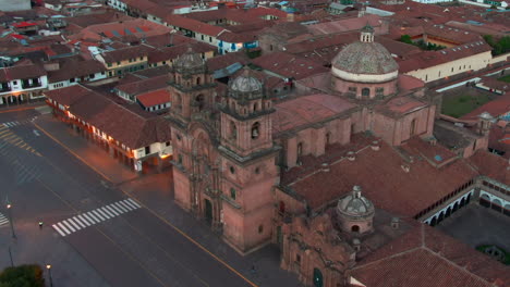 Luftaufnahme-Der-Iglesia-De-La-Compania-De-Jesus,-Einem-Historischen-Wahrzeichen-An-Der-Plaza-De-Armas,-Cusco,-Peru