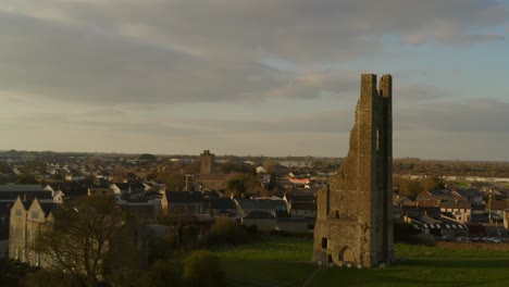 Aerial-dynamic-shot-of-the-St-Mary's-Abbey-tower-in-Trim,-Ireland