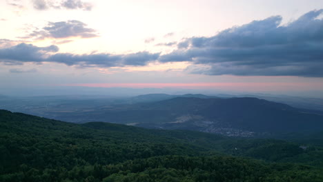 Die-Nach-Unten-Geneigte-Luftaufnahme-Zeigt-Das-Tal-Am-Fuße-Des-Vitosha-Gebirges-In-Den-Farben-Der-Sommerdämmerung