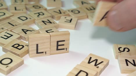 La-Fuga-De-Trabajo-Se-Forma-Usando-Letras-De-Mosaicos-De-Juegos-De-Scrabble-En-La-Mesa