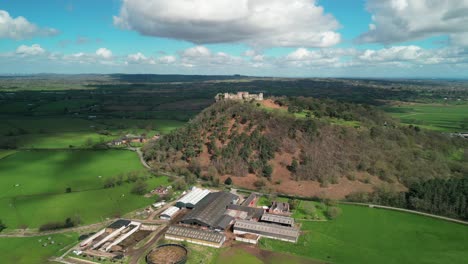 Castillo-De-Beeston,-Hito-Histórico-Medieval-Bajo-El-Sol-De-Primavera---Enfoque-Aéreo-De-Drones-Desde-Lejos---Cheshire,-Inglaterra,-Reino-Unido