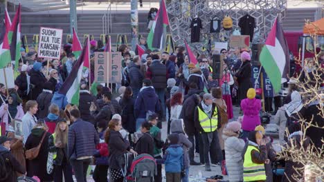 Demonstranten-In-Finnland-Fordern-Waffenstillstand-In-Palästina,-Flaggen,-Plakate