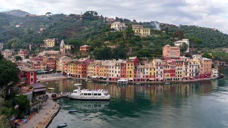 Tourists-boarding-on-cruise-yacht-in-harbor-of-Portofino,-timelapse