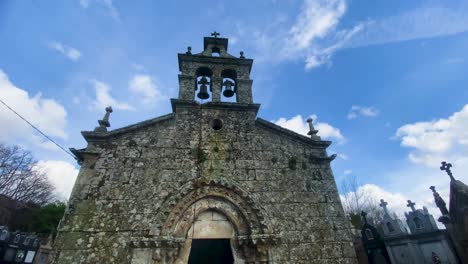 Kirche-Santa-Maria-De-Perrelos-In-Sarreaus,-Ourense,-Spanien