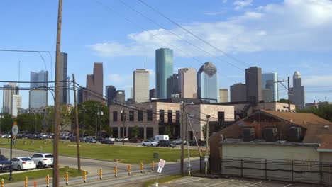 Weitwinkel-Drohnenaufnahme-Der-Innenstadt-Von-Houston,-Texas,-Aus-Dem-Höhenbereich-Der-Stadt