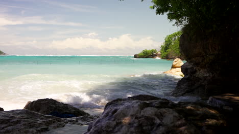 Olas-Que-Llegan-A-La-Playa-Tropical-En-La-Isla-De-Nusa-Lembongan-En-Indonesia