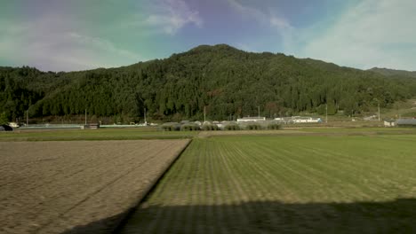 Blick-Auf-Die-Landschaft-Zwischen-Toyama-Und-Kanazawa,-Japan,-Beobachtet-Aus-Einem-Beweglichen-Zugfenster,-Verkörpert-Die-Essenz-Des-Reisens-Und-Pendelns