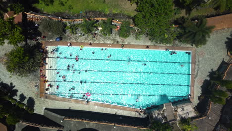 Niños-Disfrutando-Y-Nadando-En-Una-Piscina,-En-La-Soleada-Luzón,-Filipinas---Vista-Aérea