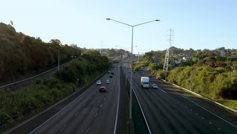 Eine-Weite,-Aus-Der-Hand-Aufgenommene-Aufnahme-Einer-Viel-Befahrenen-Straße-Mit-Fahrzeugen,-Die-Sich-An-Einem-Sonnigen-Und-Klaren-Nachmittag-In-Der-Stadt-Auckland,-Neuseeland,-Mit-Hoher-Geschwindigkeit-Bewegen