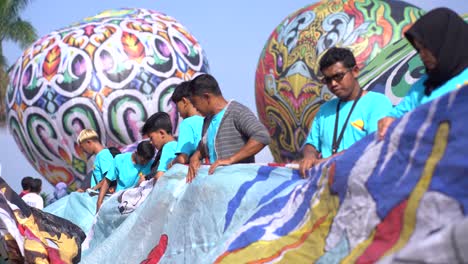 Teilnehmer-Rollen-Einen-Heißluftballon-Zusammen,-Der-Im-Rahmen-Des-Heißluftballonfestivals-Im-Zwillingsdorf-Wonosobo-Fertig-Geflogen-Ist