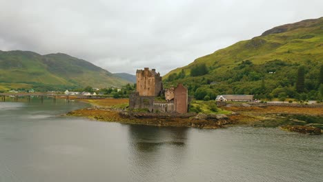 Impresionante-Video-Aéreo-Del-Famoso-Castillo-Eilean-Donan-En-Las-Tierras-Altas-De-Escocia