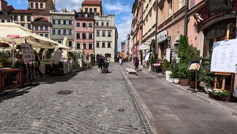 Pasear-Por-La-Plaza-Del-Mercado-Del-Casco-Antiguo-De-Varsovia-Revela-Un-Animado-Centro-Local-Y-Un-Testimonio-Del-Espíritu-Perdurable-De-La-Ciudad.