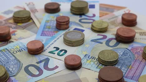 Euro-Banknoten-Und-Münzen-Auf-Drehteller