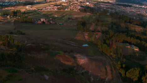 Luftaufnahmen-über-Cusco-In-Peru-Zeigen-Den-Berg-Pillku-Urqu-Am-Horizont