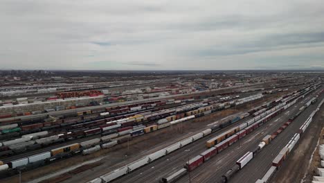St.-Laurent,-Montreal,-Quebec,-Kanada,-Drohne-Nähert-Sich-Dem-Bahnhof-Mit-Güterwagen,-Logistisches-Transport-Import-Export-Konzept