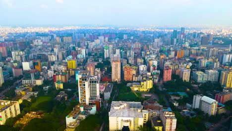 Colorida-Ciudad-Interminable-De-Dhaka,-Bangladesh,-Distrito-Pobre,-Rascacielos-De-Barrios-Marginales