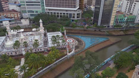 Mezquita-Islámica-En-La-Ciudad-De-Kuala-Lumpur,-Cielo-Nublado