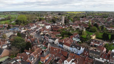 Panning-out-drone-shot-of-town-of-Bungay-in-Suffolk,-UK