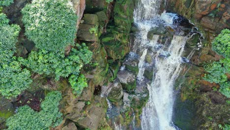 Luftaufnahmen-Von-Einem-Hohen-Felsigen-Wasserfall-In-Den-Yorkshire-Dales,-Pennies