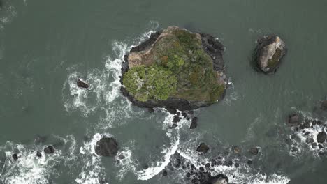 Overhead-View-Of-Waves-Crashing-On-Offshore-Rocks-In-Trinidad,-California,-USA