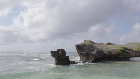 Tiro-De-Vuelo-Bajo-Sobre-La-Isla-Del-Océano-Índico-En-Watamu,-Kenia