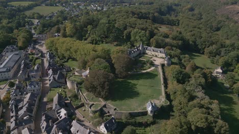Schloss-Und-Dorf-Rochefort-en-Terre,-Bretagne-In-Frankreich
