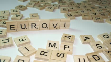 Die-Rechte-Hand-Bildet-Das-Wort-„Eurovision“-Aus-Den-Buchstabensteinen-Des-Scrabble-Spiels